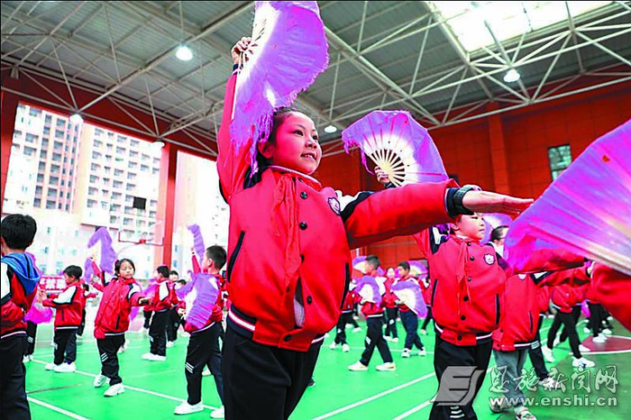 鹤峰县思源实验学校少年宫，学生们正在排练舞蹈（资料图）。