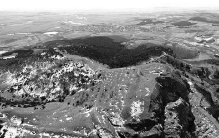         南城子山城（右椭圆形）及周边防御设施。贾飞 摄    