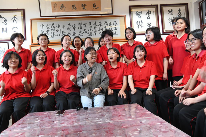 张桂梅带领女高学生为高考学子加油打气送祝福。（丽江融媒记者 赵庆祖 摄）