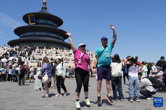 来自澳大利亚的游客在北京天坛公园祈年殿前留影。（新华社记者 鞠焕宗 摄）