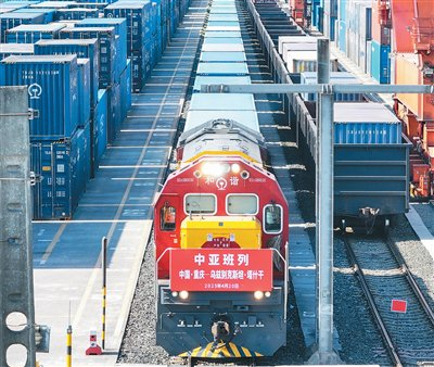 图为4月20日，图定中亚班列在重庆团结村中心站等候发车。新华社记者 唐 奕摄