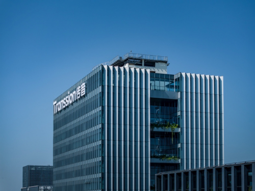 在智能手机市场竞争激烈的背景下，传音没有自乱阵脚，甚至还跑得挺稳。