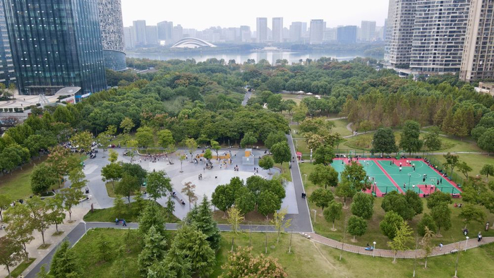   2024年10月14日，市民在合肥市绿轴公园开展健身活动（无人机照片）。新华社记者 周牧 摄