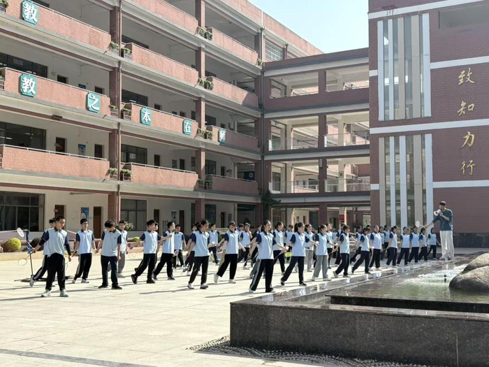   图为合肥市四十八中滨湖校区的羽毛球课
