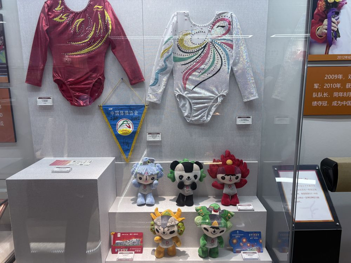   安徽省体育博物馆内，邓琳琳捐赠的比赛服等。新华社记者 周畅 摄