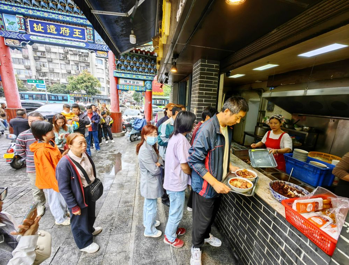   食客在襄阳南街附近一家面馆前排起长队。谢勇摄