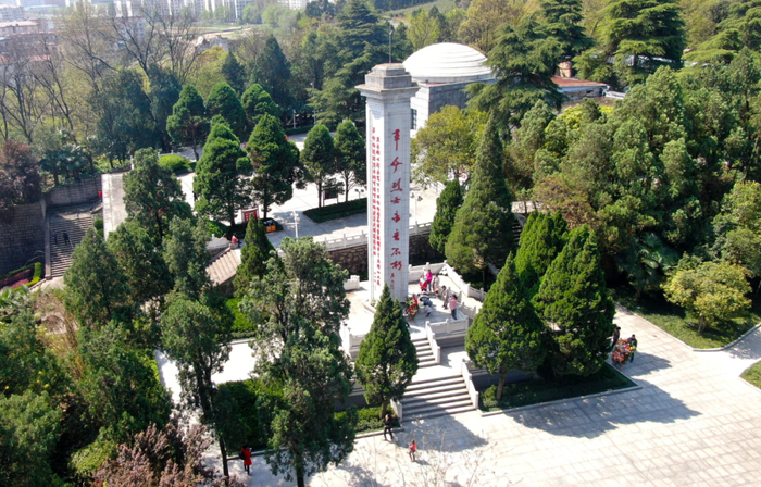 ▲位于河南省新县的鄂豫皖苏区首府烈士陵园革命烈士纪念碑。　新华社记者　郝源摄