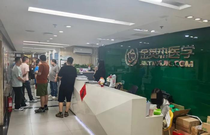 2025年5月26日,众多员工汇集在金英杰医学总部讨薪。 图/石若萧
