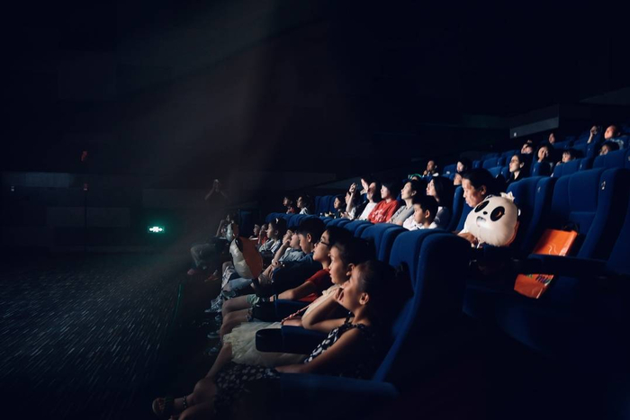 正在认真观影的孩子们