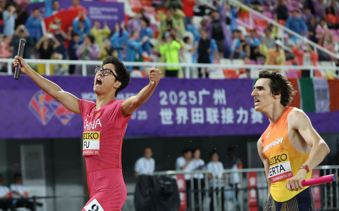   在5月10日举行的2025年世界田联接力赛男子4X400米接力预赛中，付浩然（左）在冲过终点后庆祝。新华社记者 李明 摄