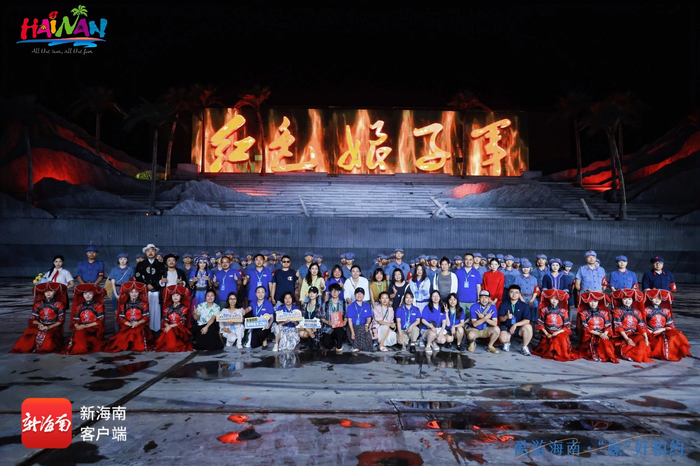 百家媒体采风团打卡三亚红色娘子军演艺公园。主办方供图