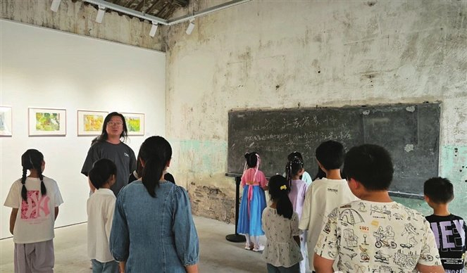 　稻美术馆里保留着当年红光小学的斑驳黑板。