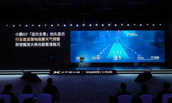 ▲两边的车道线是模拟出来的