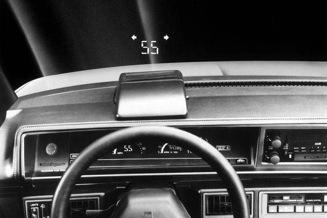 ▲1988 款通用汽车 Oldsmobile Cutlass 上的 HUD 提供的信息十分有限