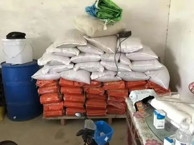 “白包”或“套包”种子，是指种子的包装上没有标签，或是种子的品类、品种与标签标注的内容不符/图源：徐州检察发布