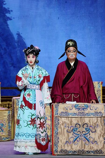　　《盗魂铃》剧照，左为王梦婷饰演的金铃大仙。武果果/摄