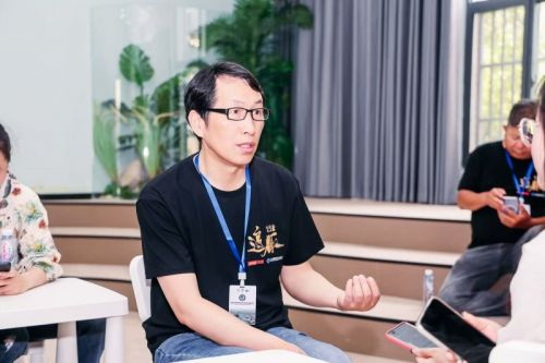 中国科学院水生生物研究所研究员、武汉白鱀豚保护基金会秘书长王克雄接受媒体采访
