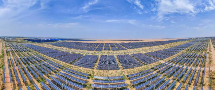鄂尔多斯市达拉特旗光伏领跑者基地，一排排光伏板正源源不断向外输送清洁能源。