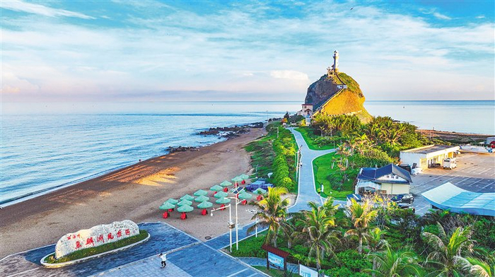 鱼鳞角灯塔位于东方市八所镇西南的海滩上。海南日报全媒体记者 陈元才 摄