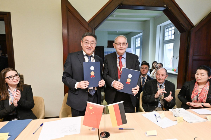 厦门大学与特里尔大学签署师生交流合作协议，以推动两校师生交流与学术互访。图源：福建日报