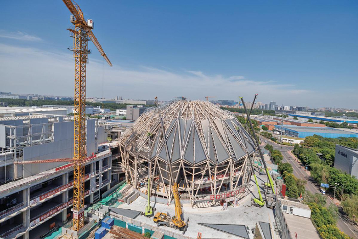 6月5日，俯看中国杂技艺术中心项目施工现场。　新京报记者　王子诚　摄