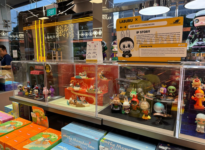 新加坡一家泡泡玛特门店内的“拉布布”玩具和IP故事介绍。 新华财经记者刘春涛摄