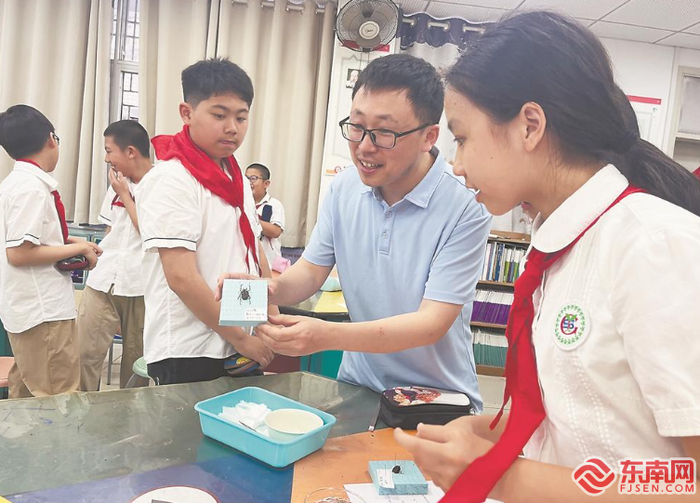 省科技馆森林保护分馆馆长宋海天指导小学生制作昆虫标本。