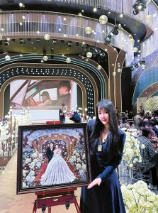 王昕悦展示婚礼现场的绘画作品。受访者供图