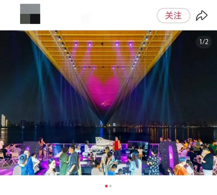 图为“江影·杨泗港城市灯光音乐社”表演活动现场。社交媒体截图
