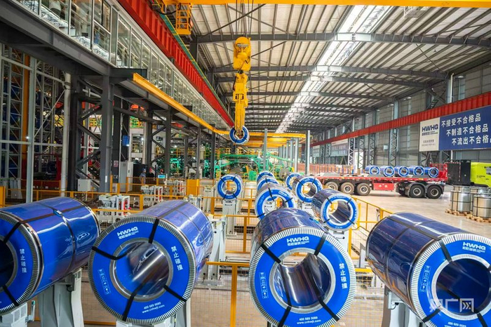 湖南宏旺新材料科技有限公司智能行车正在搬运硅钢卷（央广网发  吴永华  摄）