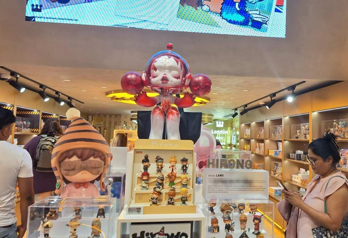 消费者在位于英国伦敦牛津街的泡泡玛特店内选购。 新华财经记者张亚东摄