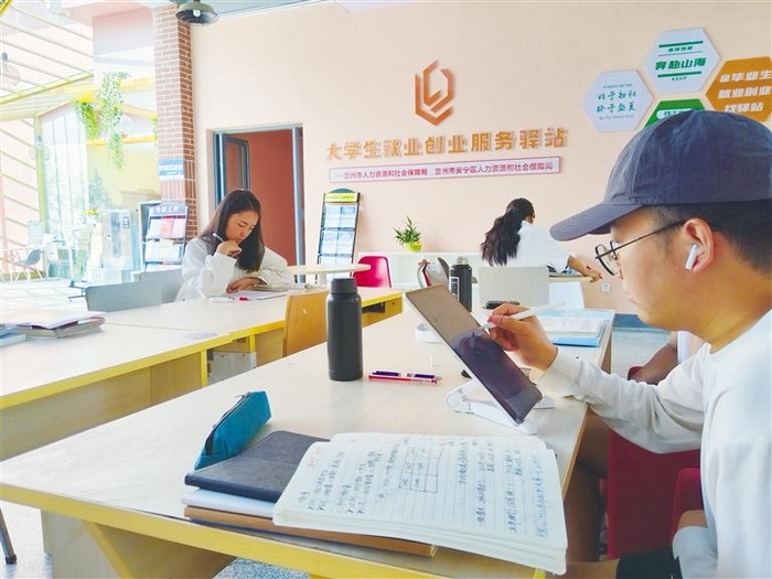 西北师范大学大学生驿站正成为低年级学生提前锚定职场坐标的“成长加油站”