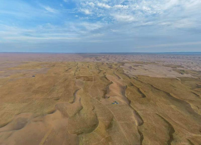 阿拉善盟九棵树防沙治沙综合治理区绿进沙退。