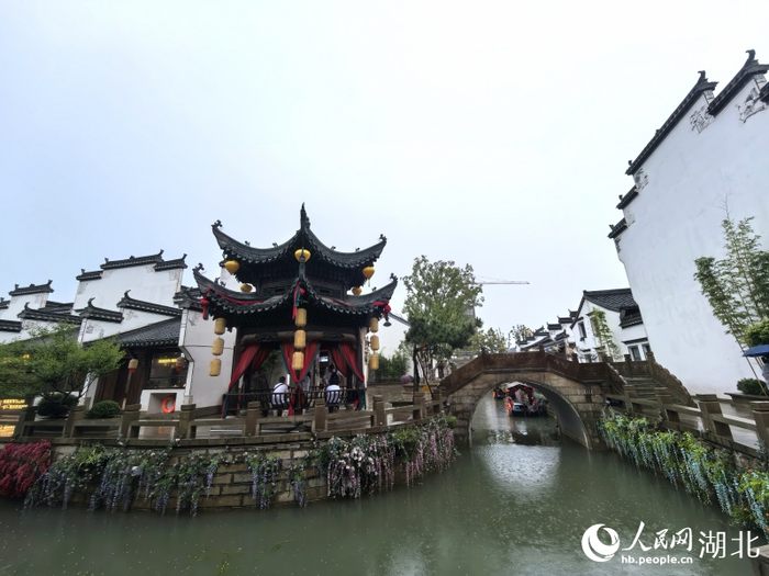 雨中漫步湖北云梦祥云湾，古色古香的老街风韵独特。人民网记者 周雯摄