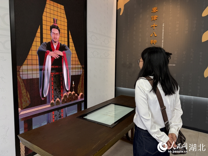 秦人“喜”和游客互动。人民网记者 张隽摄