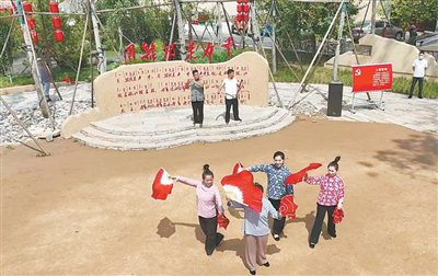 北庄村村民在“团结就是力量”广场上表演节目。平山县委宣传部供图