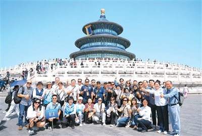 参加2025北京入境旅游发展大会的海外旅行商游览天坛。天坛公园管理处供图