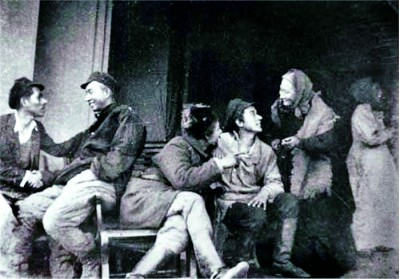     1940年11月，华北联大文工团与抗敌剧社联合出演话剧《母亲》 沙飞摄
