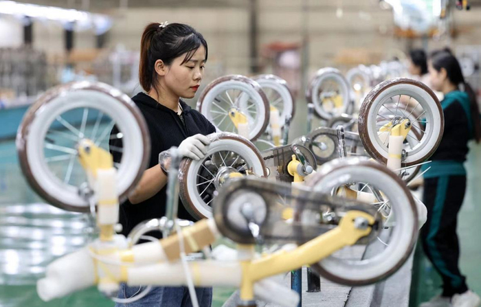 河北省邢台市平乡县一家童车生产企业工人正在组装童车。柴更利 摄