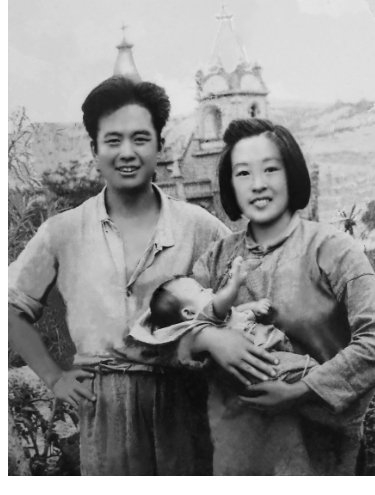 牧虹和妻子仲伟在延安鲁迅艺术学院的照片。