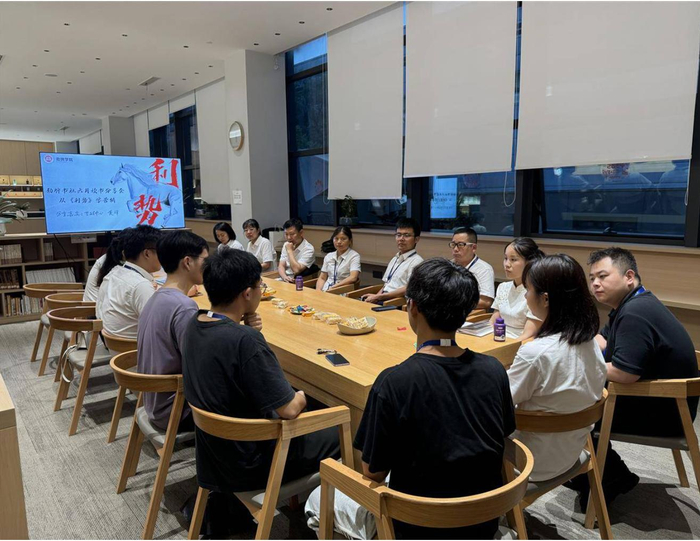 在劲牌书房举办员工读书分享会