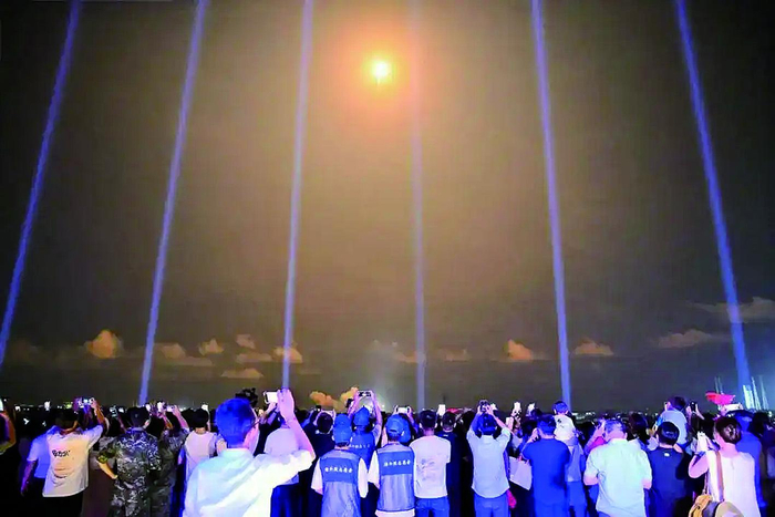     游客在瑶光火箭观礼平台拍摄火箭升空    中旅（海南）航天旅游发展有限公司供图