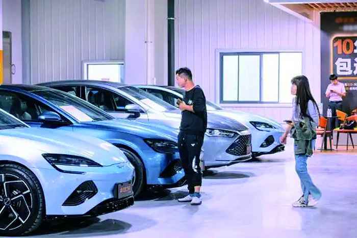     顾客在选购二手车