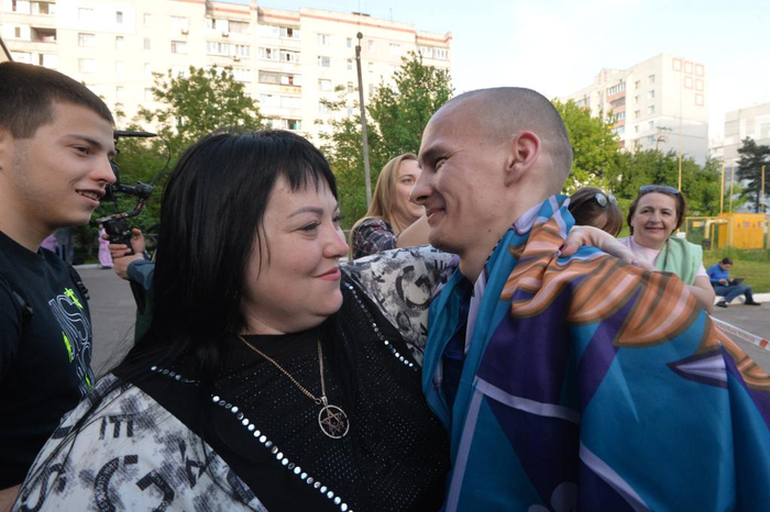 2025年5月23日，一名被释放的乌克兰军人与亲人拥抱。新华社发（彼得·德鲁克摄）