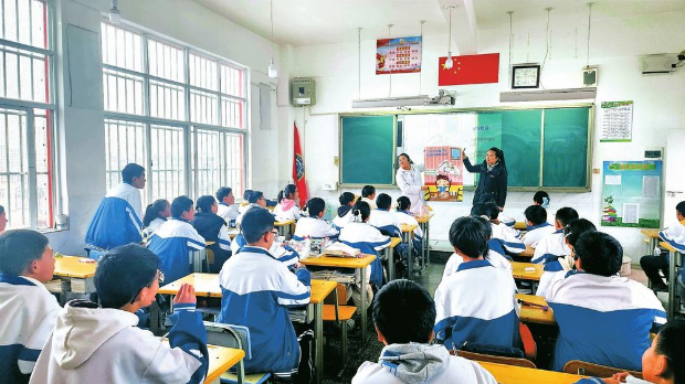 进学校开展营养健康科普宣传。