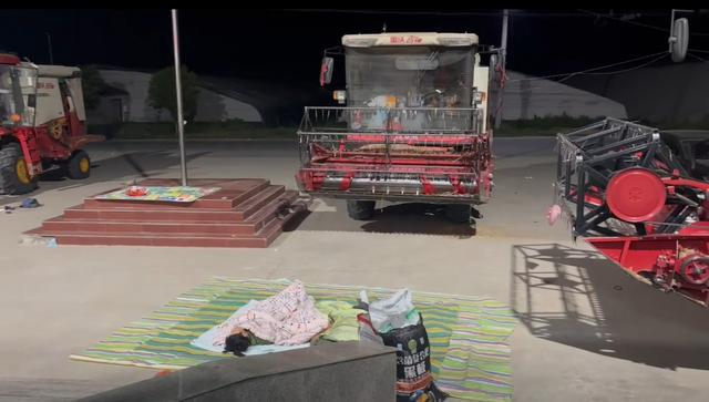 辛梦真与父母在村委会空地上席地而睡。受访者供图