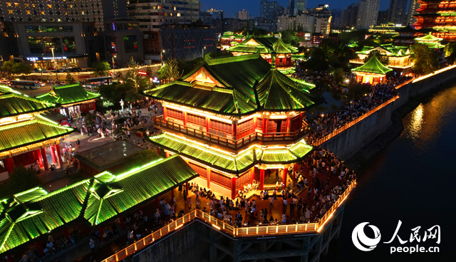 夜晚的滕王阁景区周边，游人如织。人民网记者毛思远摄
