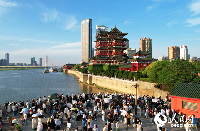 滕王阁景区免费开放区域游客熙熙攘攘。人民网记者毛思远摄