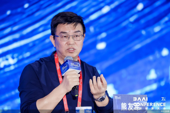 具身智能的发展和形式，确实是多种多样，不一定局限于人形，人形只是一个比较好的载体。