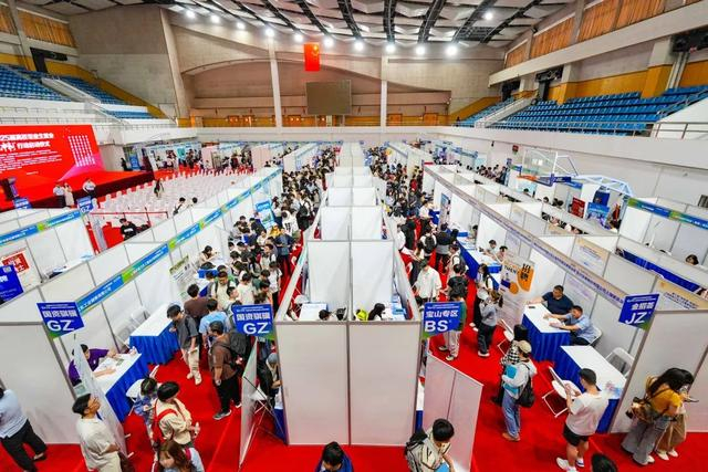 6日，上海“百日冲刺”行动在上海第二工业大学启动。图为招聘会现场。（图源：“上海教育”微信公众号）